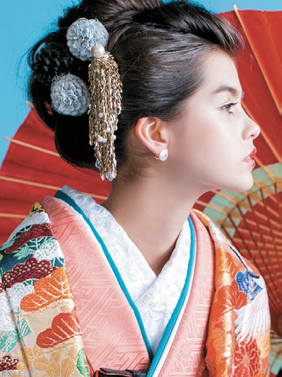 Elegant and Stylish: 8 Fashionable Hair and Makeup Looks for Modern Bridal Kimonoにて紹介している画像