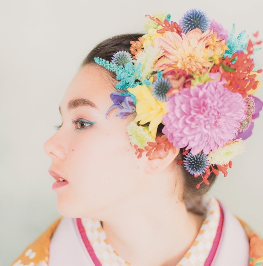 Elegant and Stylish: 8 Fashionable Hair and Makeup Looks for Modern Bridal Kimonoにて紹介している画像