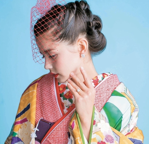 Elegant and Stylish: 8 Fashionable Hair and Makeup Looks for Modern Bridal Kimonoにて紹介している画像