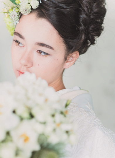 Elegant and Stylish: 8 Fashionable Hair and Makeup Looks for Modern Bridal Kimonoにて紹介している画像
