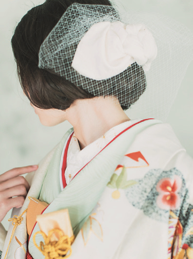 Elegant and Stylish: 8 Fashionable Hair and Makeup Looks for Modern Bridal Kimonoにて紹介している画像