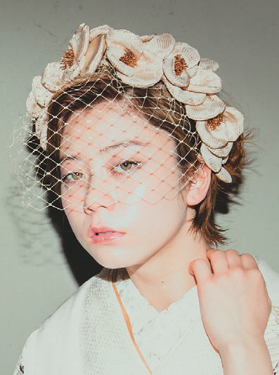 Elegant and Stylish: 8 Fashionable Hair and Makeup Looks for Modern Bridal Kimonoにて紹介している画像