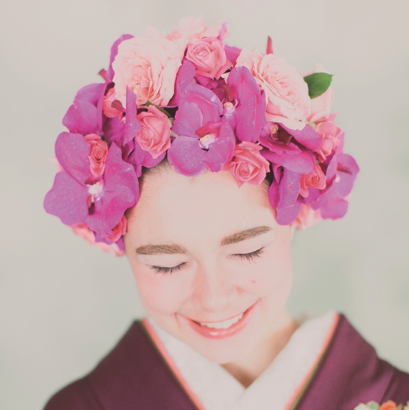 Elegant and Stylish: 8 Fashionable Hair and Makeup Looks for Modern Bridal Kimonoにて紹介している画像