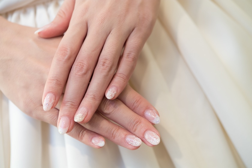 定番デザインはこれ！【ブライダルネイル】の王道デザイン６パターンにて紹介している画像