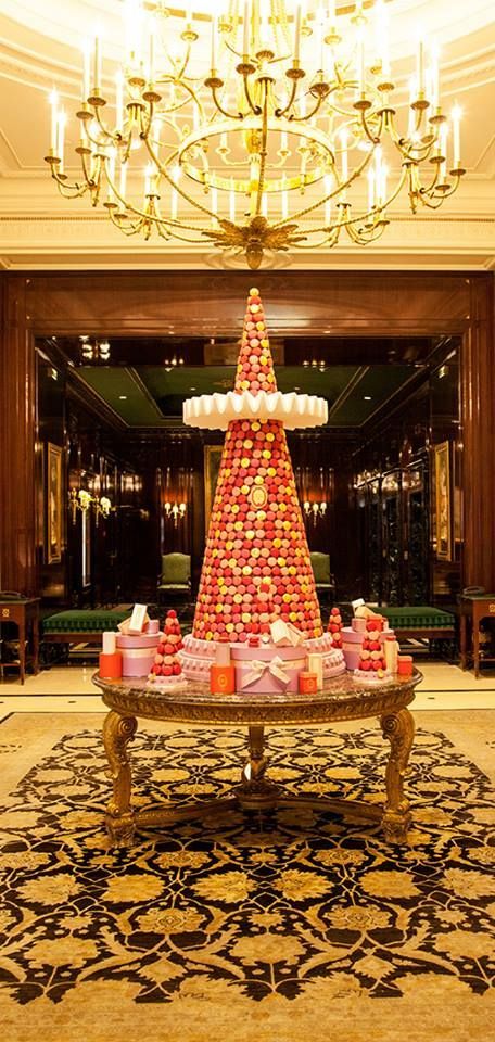 A Dream of Macarons♡ The Adorably Cute Cake Topped with Macarons!にて紹介している画像