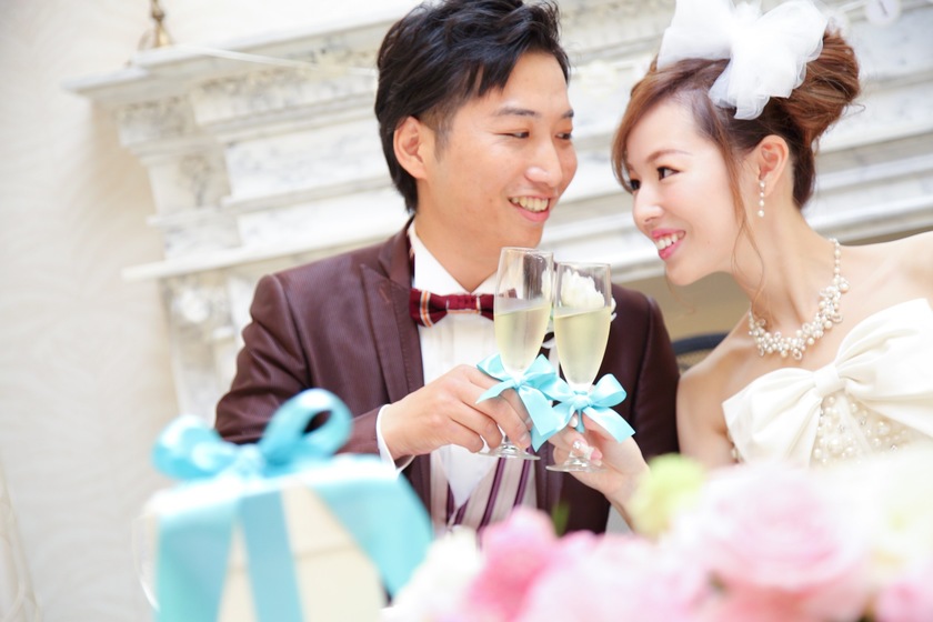 乾杯のシャンパングラスに付けるだけ♡グラスにリボンを着けるのが上品可愛い＊にて紹介している画像