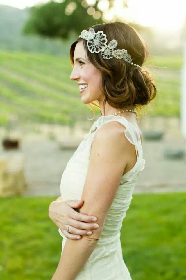 For Stylish Brides: Shine Bright with a Sparkling Headband for an Adorably Chic Look!にて紹介している画像