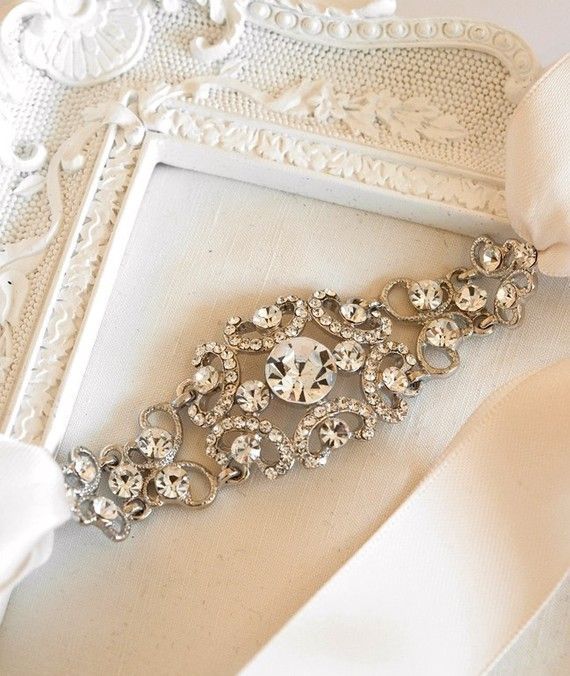 For Stylish Brides: Shine Bright with a Sparkling Headband for an Adorably Chic Look!にて紹介している画像