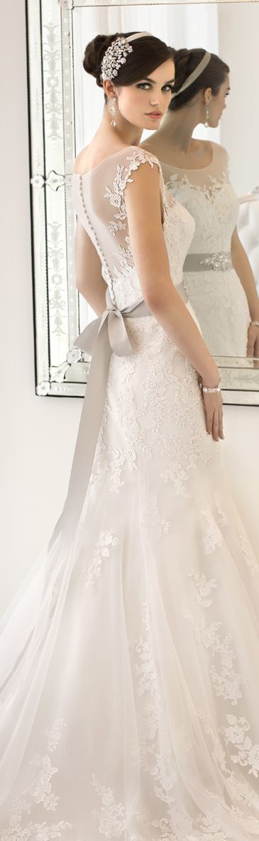 For Stylish Brides: Shine Bright with a Sparkling Headband for an Adorably Chic Look!にて紹介している画像