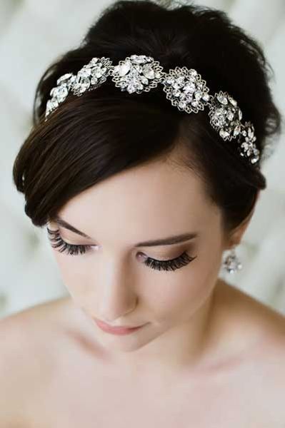 For Stylish Brides: Shine Bright with a Sparkling Headband for an Adorably Chic Look!にて紹介している画像