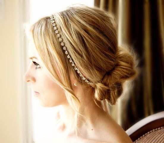 For Stylish Brides: Shine Bright with a Sparkling Headband for an Adorably Chic Look!にて紹介している画像