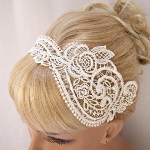 For Stylish Brides: Shine Bright with a Sparkling Headband for an Adorably Chic Look!にて紹介している画像