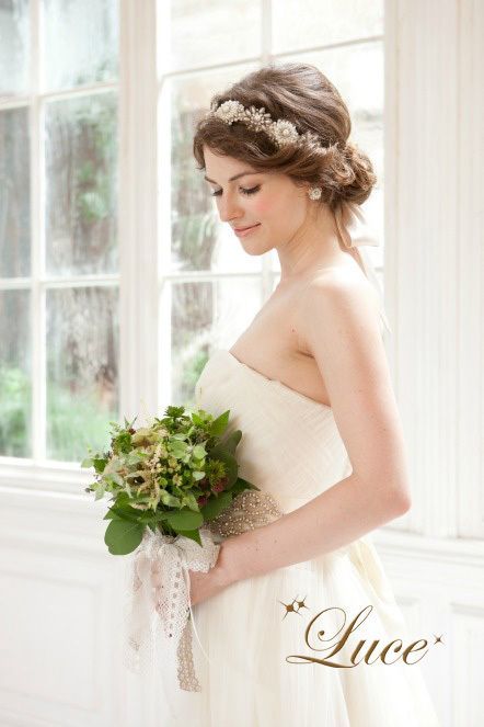 For Stylish Brides: Shine Bright with a Sparkling Headband for an Adorably Chic Look!にて紹介している画像