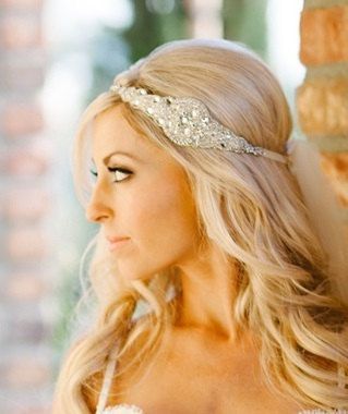 For Stylish Brides: Shine Bright with a Sparkling Headband for an Adorably Chic Look!にて紹介している画像