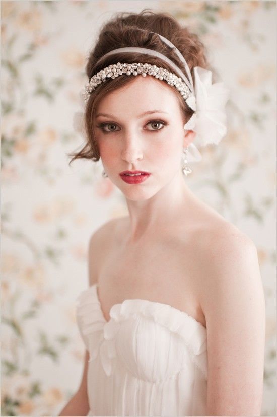 For Stylish Brides: Shine Bright with a Sparkling Headband for an Adorably Chic Look!にて紹介している画像