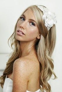 For Stylish Brides: Shine Bright with a Sparkling Headband for an Adorably Chic Look!にて紹介している画像