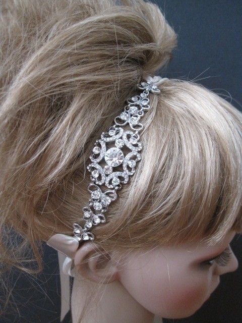 For Stylish Brides: Shine Bright with a Sparkling Headband for an Adorably Chic Look!にて紹介している画像