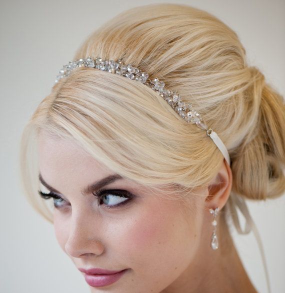 For Stylish Brides: Shine Bright with a Sparkling Headband for an Adorably Chic Look!にて紹介している画像