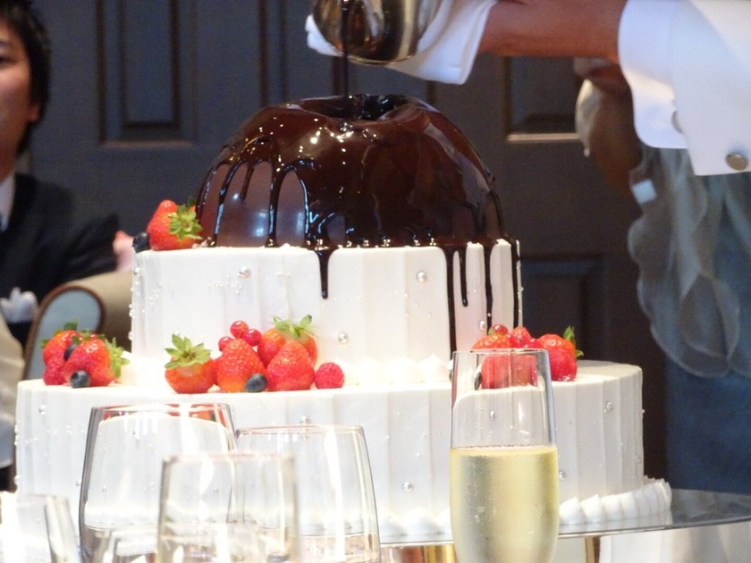 "Small Yet Impactful! A Collection of Adorably Unique Two-Tiered Wedding Cake Designs♡"にて紹介している画像