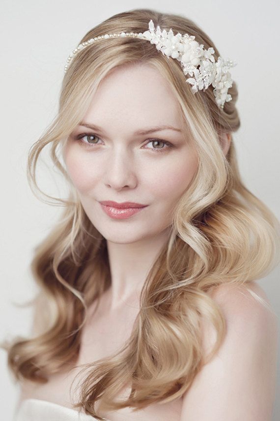 For Stylish Brides: Shine Bright with a Sparkling Headband for an Adorably Chic Look!にて紹介している画像