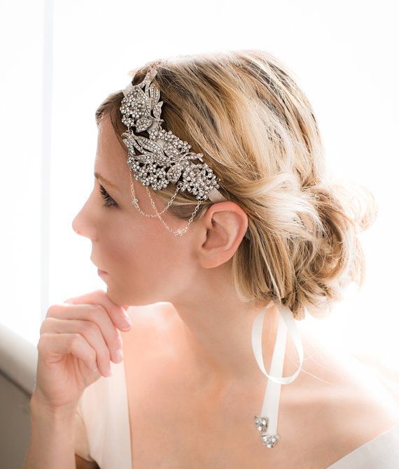 For Stylish Brides: Shine Bright with a Sparkling Headband for an Adorably Chic Look!にて紹介している画像