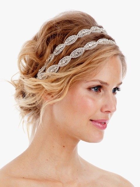 For Stylish Brides: Shine Bright with a Sparkling Headband for an Adorably Chic Look!にて紹介している画像