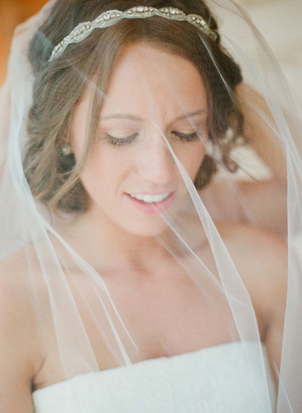 For Stylish Brides: Shine Bright with a Sparkling Headband for an Adorably Chic Look!にて紹介している画像