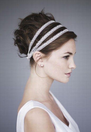 For Stylish Brides: Shine Bright with a Sparkling Headband for an Adorably Chic Look!にて紹介している画像