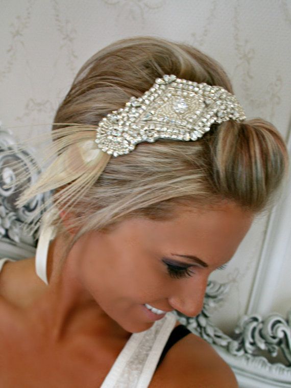 For Stylish Brides: Shine Bright with a Sparkling Headband for an Adorably Chic Look!にて紹介している画像