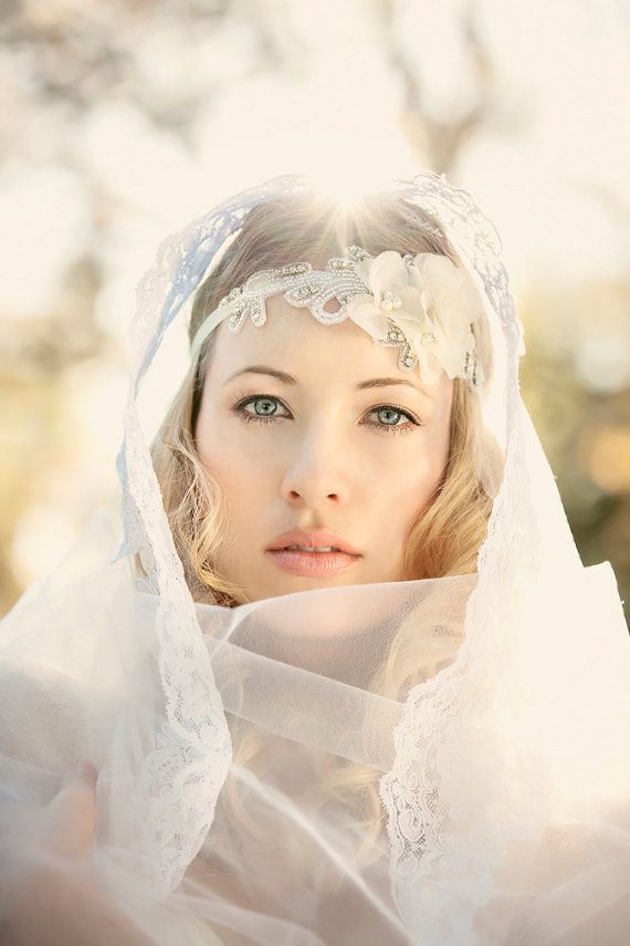 For Stylish Brides: Shine Bright with a Sparkling Headband for an Adorably Chic Look!にて紹介している画像