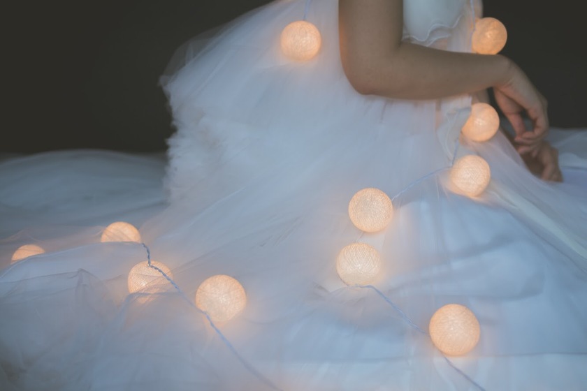 一気におしゃれ度が高まる♩結婚式での〔コットンボールライト〕の活用アイデアまとめにて紹介している画像