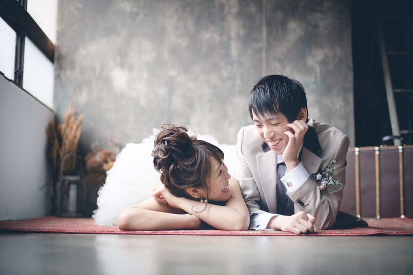 チャペル前撮りやロケーション撮影でやりたい！頬杖をついた、うつぶせの寝ころびショット9選＊にて紹介している画像