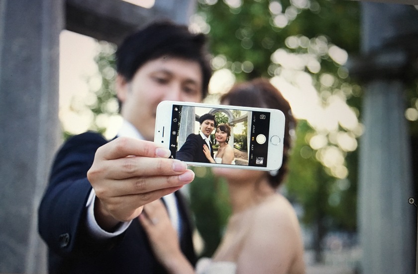"Added to Your Photo Brief?♡ A Collection of Stylish 'Photo in Photo' Ideas for Capturing Weddings*"にて紹介している画像