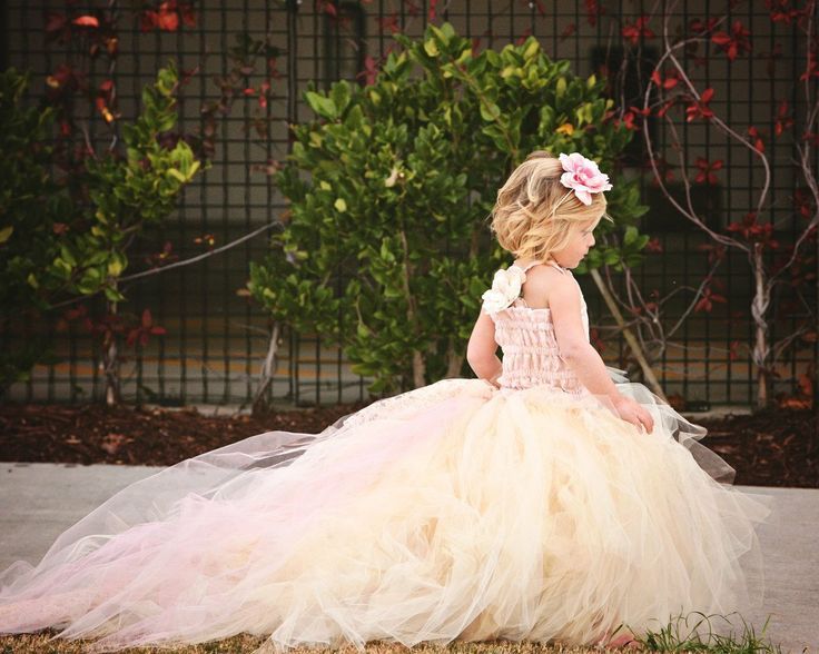 Family Wedding: Doubling the Happiness with Adorable Little Stars - Kids' Dresses!にて紹介している画像