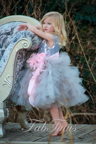 Family Wedding: Doubling the Happiness with Adorable Little Stars - Kids' Dresses!にて紹介している画像