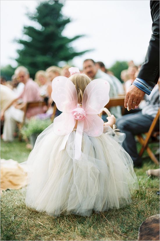 Family Wedding: Doubling the Happiness with Adorable Little Stars - Kids' Dresses!にて紹介している画像