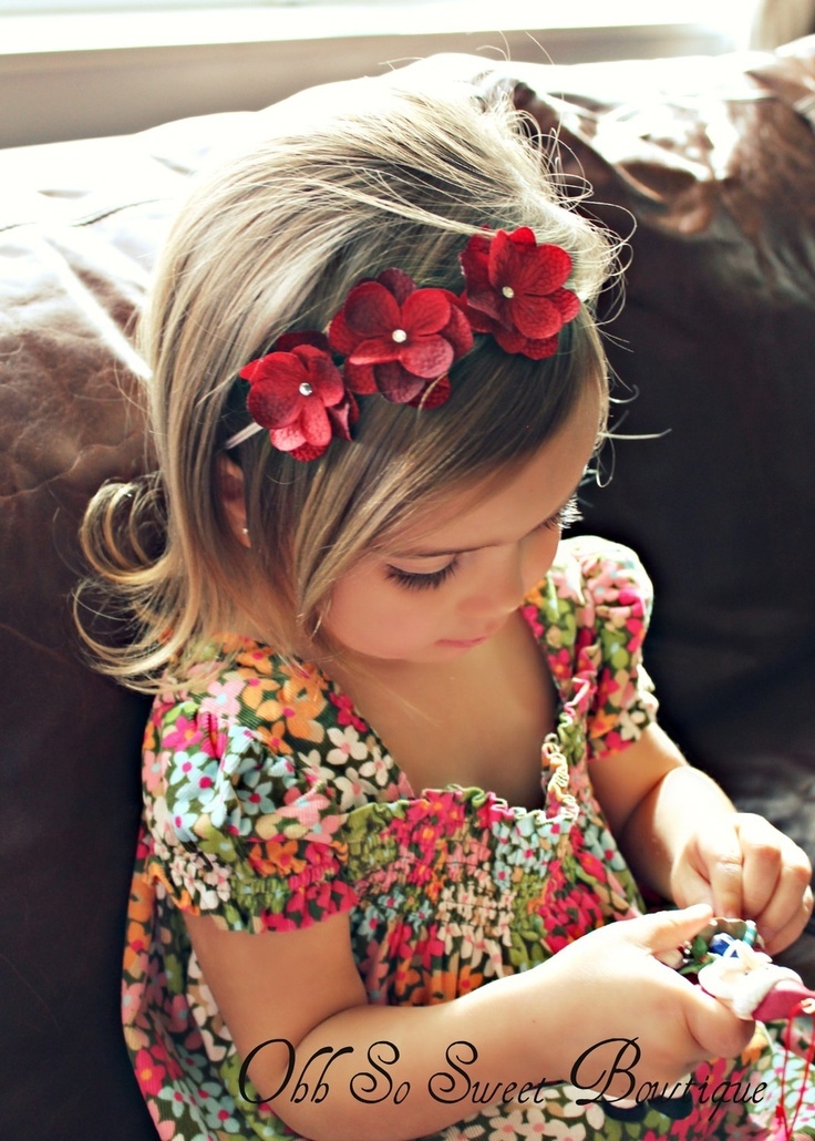 For Stylish Brides: Shine Bright with a Sparkling Headband for an Adorably Chic Look!にて紹介している画像