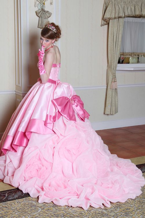 "Embrace Your Inner Maiden in a Pink Dress: Become the Most Beloved Bride in the World"にて紹介している画像