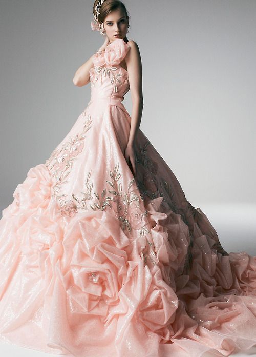 "Embrace Your Inner Maiden in a Pink Dress: Become the Most Beloved Bride in the World"にて紹介している画像