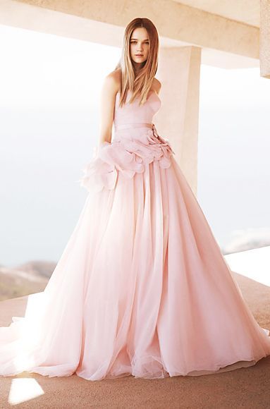 "Embrace Your Inner Maiden in a Pink Dress: Become the Most Beloved Bride in the World"にて紹介している画像