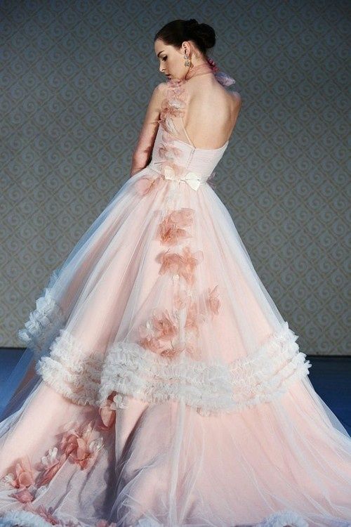 "Embrace Your Inner Maiden in a Pink Dress: Become the Most Beloved Bride in the World"にて紹介している画像