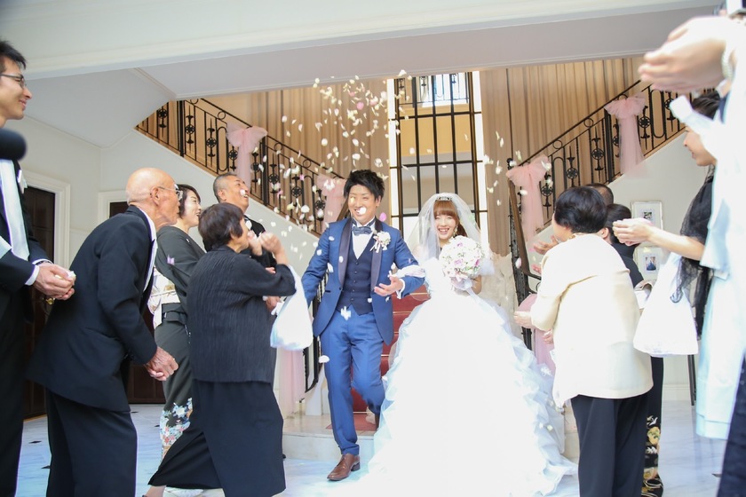 "Charming Ribbons and Petals Dance: The Perfect Spot to Capture Photos After Your Flower Shower!"にて紹介している画像