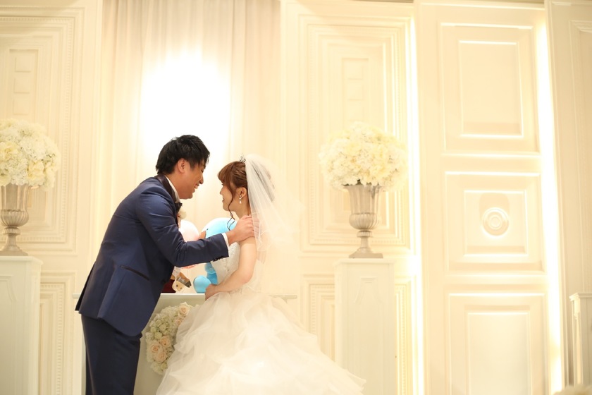 家族の目の前で恥ずかしい思いはしたくない！反面教師にしたい「誓いのキス」の失敗例＊にて紹介している画像