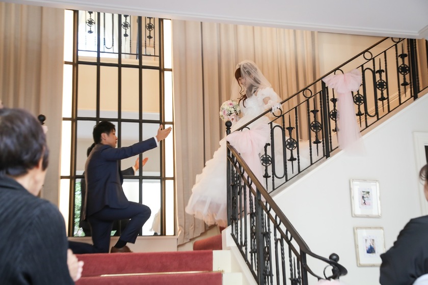 "From Above or Below? A Thorough Comparison of Photographers' Positions and Shots When Entering from the Stairs!"にて紹介している画像