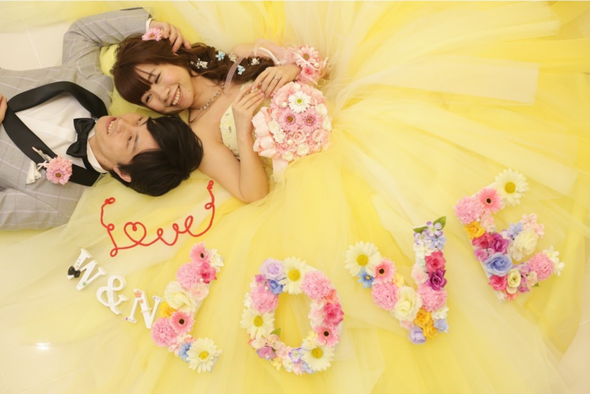 寝そべる2人の上で花びらが舞い散る＊寝ころびショット×フラワーシャワーの組み合わせがロマンチック♩にて紹介している画像