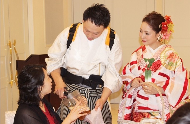 "Charming Floral Presentation: The Unique Table Round 'Flower Serve' as a Gift for Guests!"にて紹介している画像