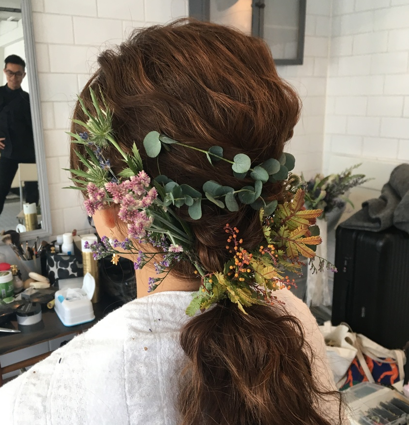 Charming Bridal Hair with Adult Natural Elegance: Adorned with Faux Wire Plants!にて紹介している画像
