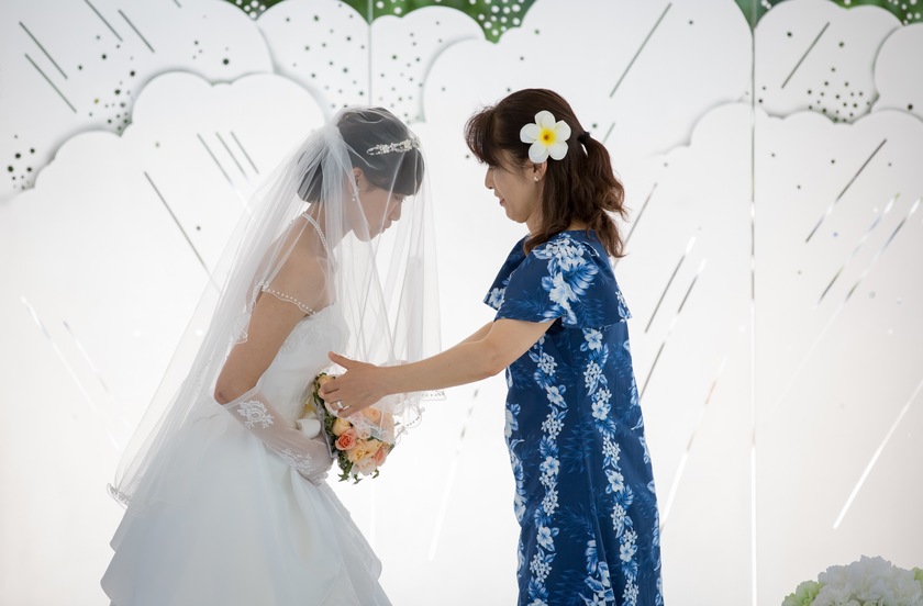 "Expressing Gratitude to Our Parents at the End of the Wedding: A Heartfelt Collection of Parent-Inclusive Moments"にて紹介している画像