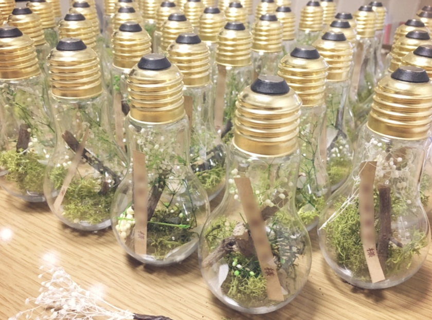 電球の中にお花を詰め込むだけ＊簡単DIY×レトロかわいい『電球オブジェ』って知ってる？にて紹介している画像