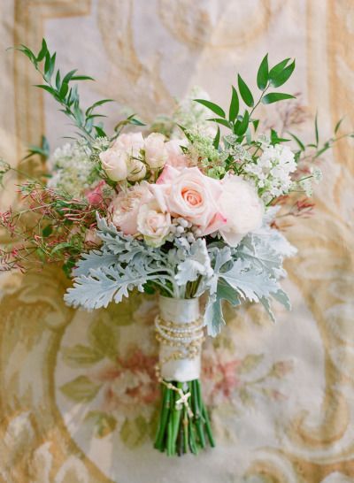 Romantic Roses: Curated Inspirations for Bouquets and Cakesにて紹介している画像